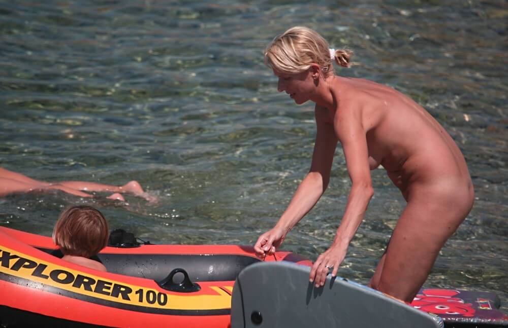Red Boating for Two Nudists pics - A spontaneous movement toward nudity