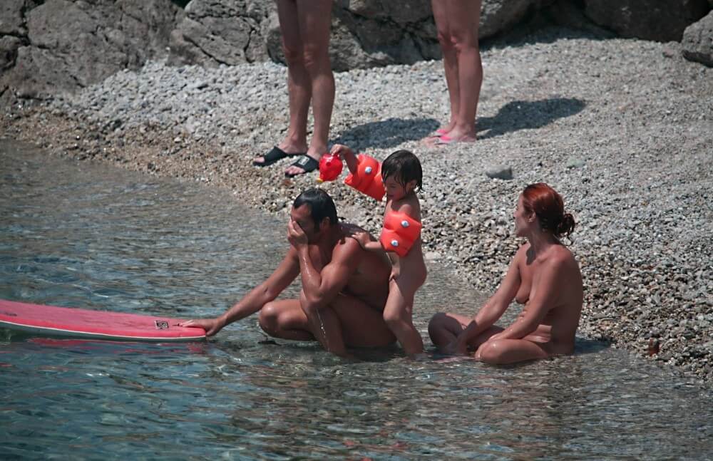 Beach Nudist Family Shore Camp pics - Nudism knows no boundaries