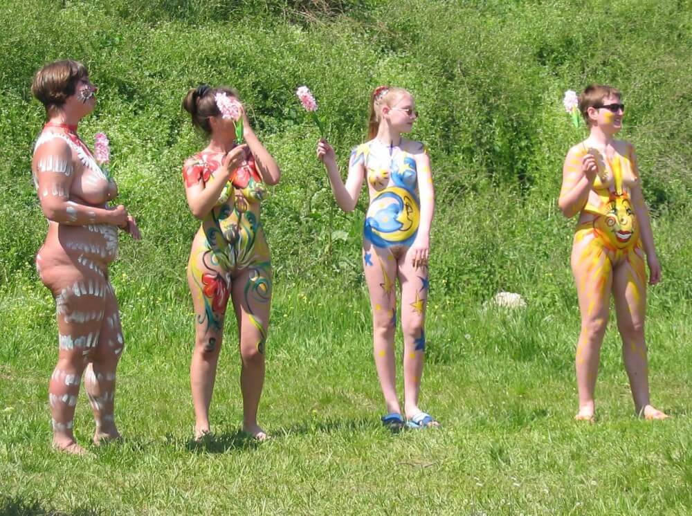 Family String-Apple Game Pics - Peace and tranquility are important values for advocates of naturism and nudism