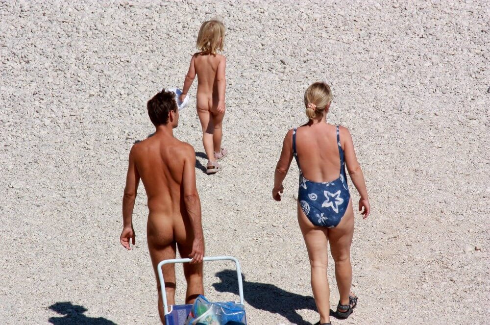 Beach Voyage Nudism Life pics - Spontaneous Nudism Thrives