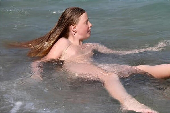 Turqoise Water Splash pics - Living freely and naturally is the dream of naturists