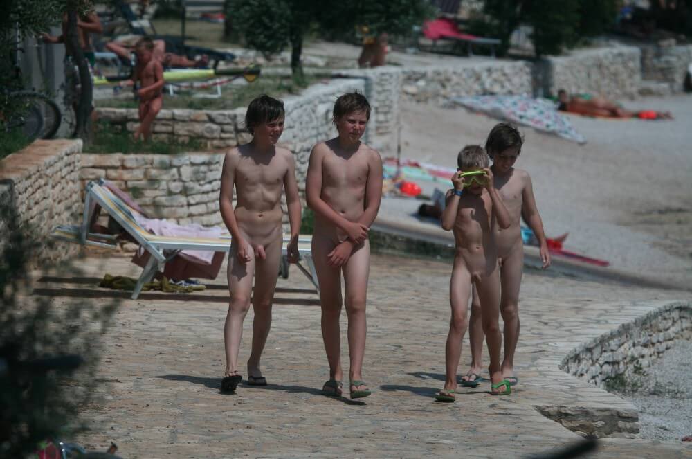 Shore walking nude - In this nudist movement, voluntariness and comfort are important