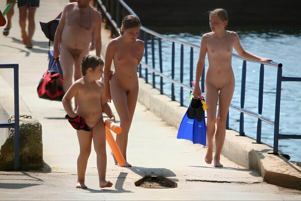 Naturism photo gallery # 11 - Nature provides inspiration and energy for the practice of naturism and nudism