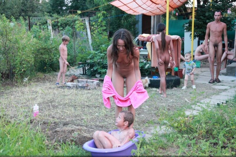 Green barrel of fun-grassy fields of gold photos - Naturism and environmental awareness in the modern world