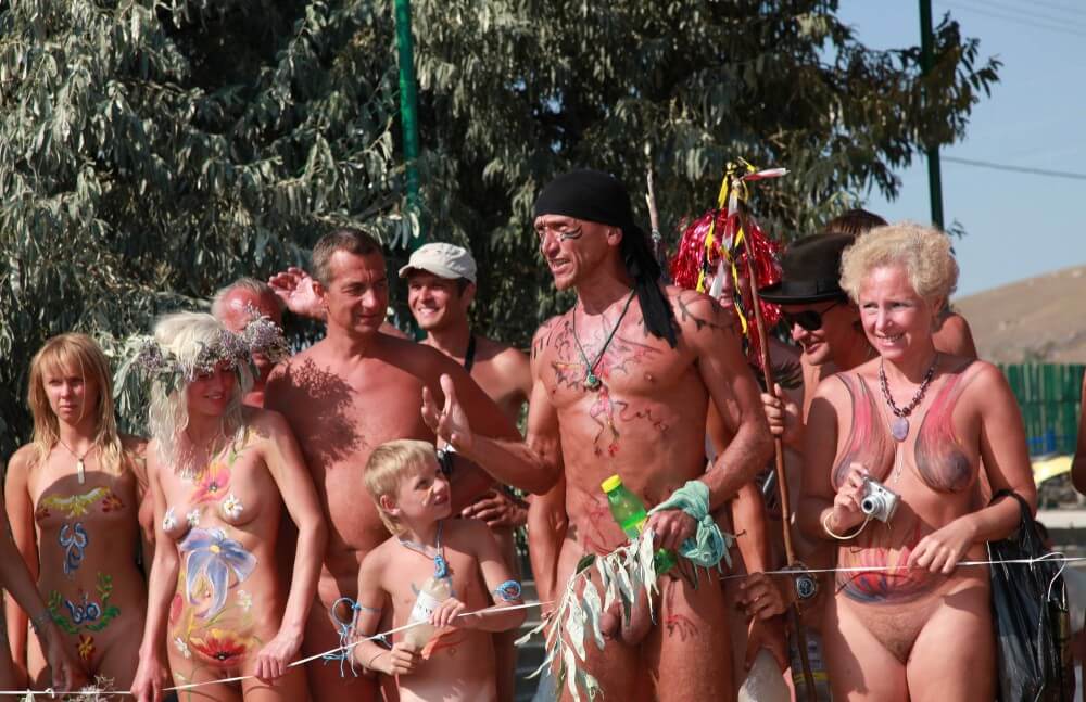 Naturist Day From Behind pics - Nudism helps to overcome shyness and insecurities