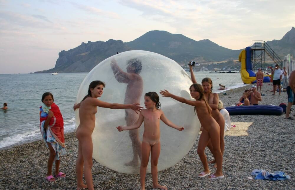 Pics Walk on the Beach Balloon - Freedom and harmony in nudism