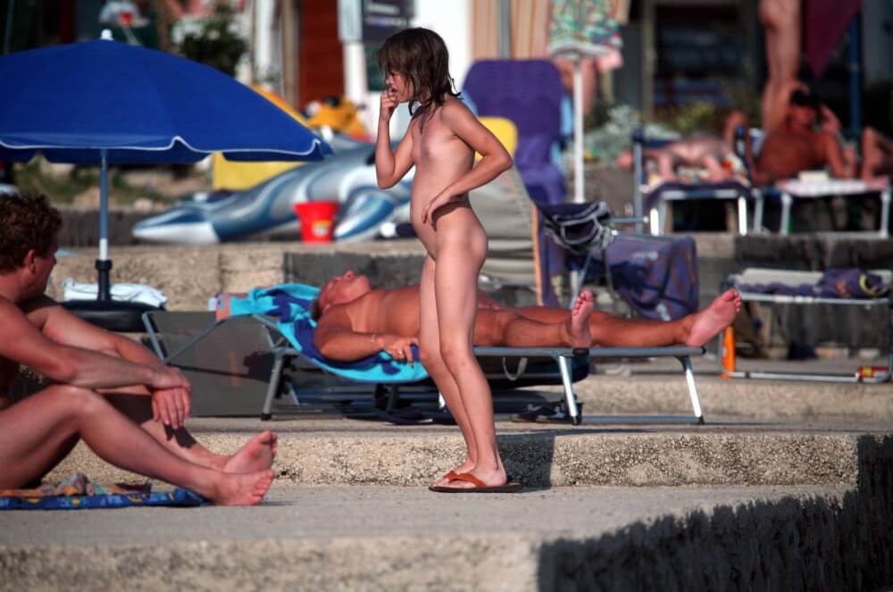 Girl Walk to Nudist Shower pics - Nudism is a lifestyle in harmony with nature