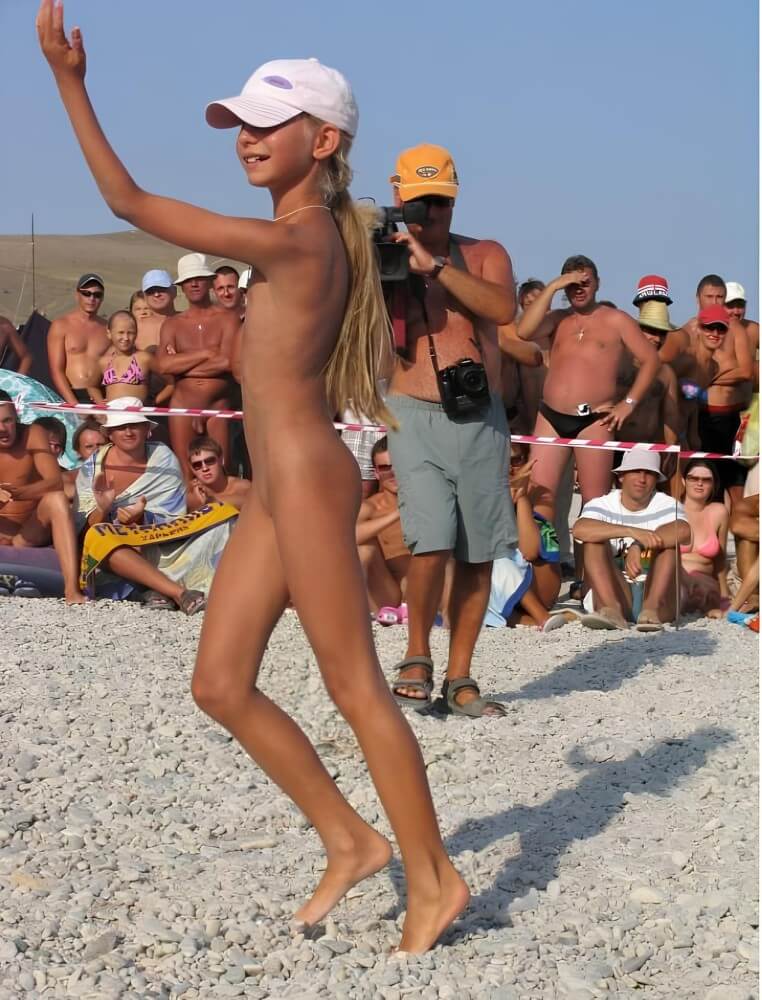 Holiday of the Neptune photos - Clothing is also a mask for a nudist