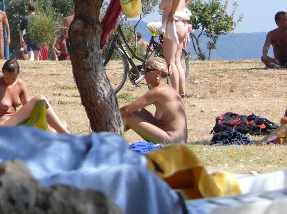 Ula FKK Shore Perspective pics - Joy and pleasure are part of the nudist experience
