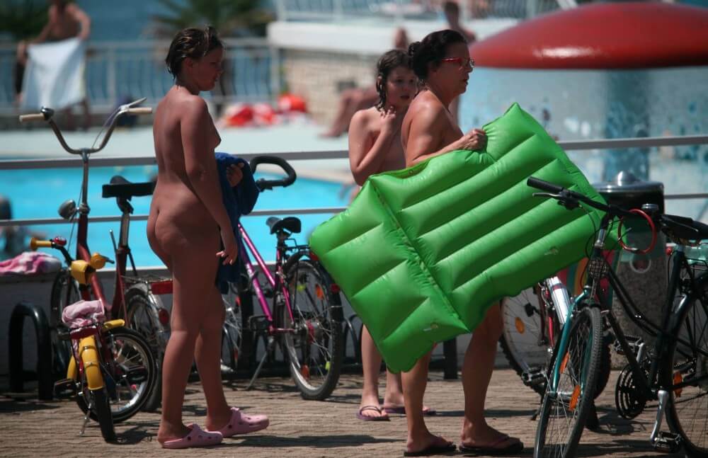 Outdoor Pool Sideliners pics - A nudist values simplicity and naturalness in life