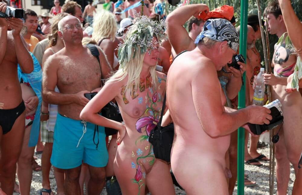 Neptune Painting Couple pics - Nudism helps overcome prejudices and fears