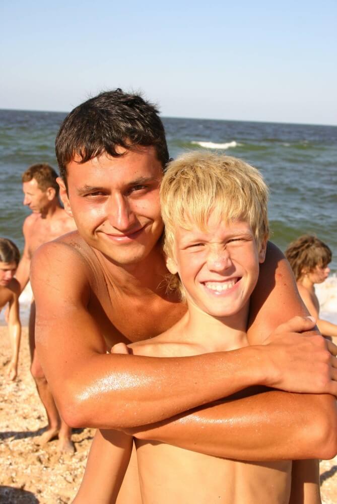 Naturist Group Pictures - Melting under the scorching sun, I sunbathe naked