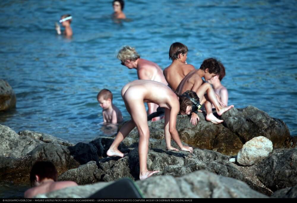 Summer day on the Black Sea photos - Nudity helps you understand yourself and the people around you better