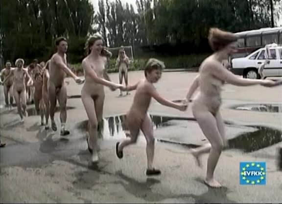 Helios Natura: Tutti-Frutti Nudie - Eurovid FKK - The equality of naked human bodies helps us accept ourselves and others